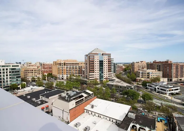 Gorgeous 1 Bedroom At Clarendon With Gym And Rooftop