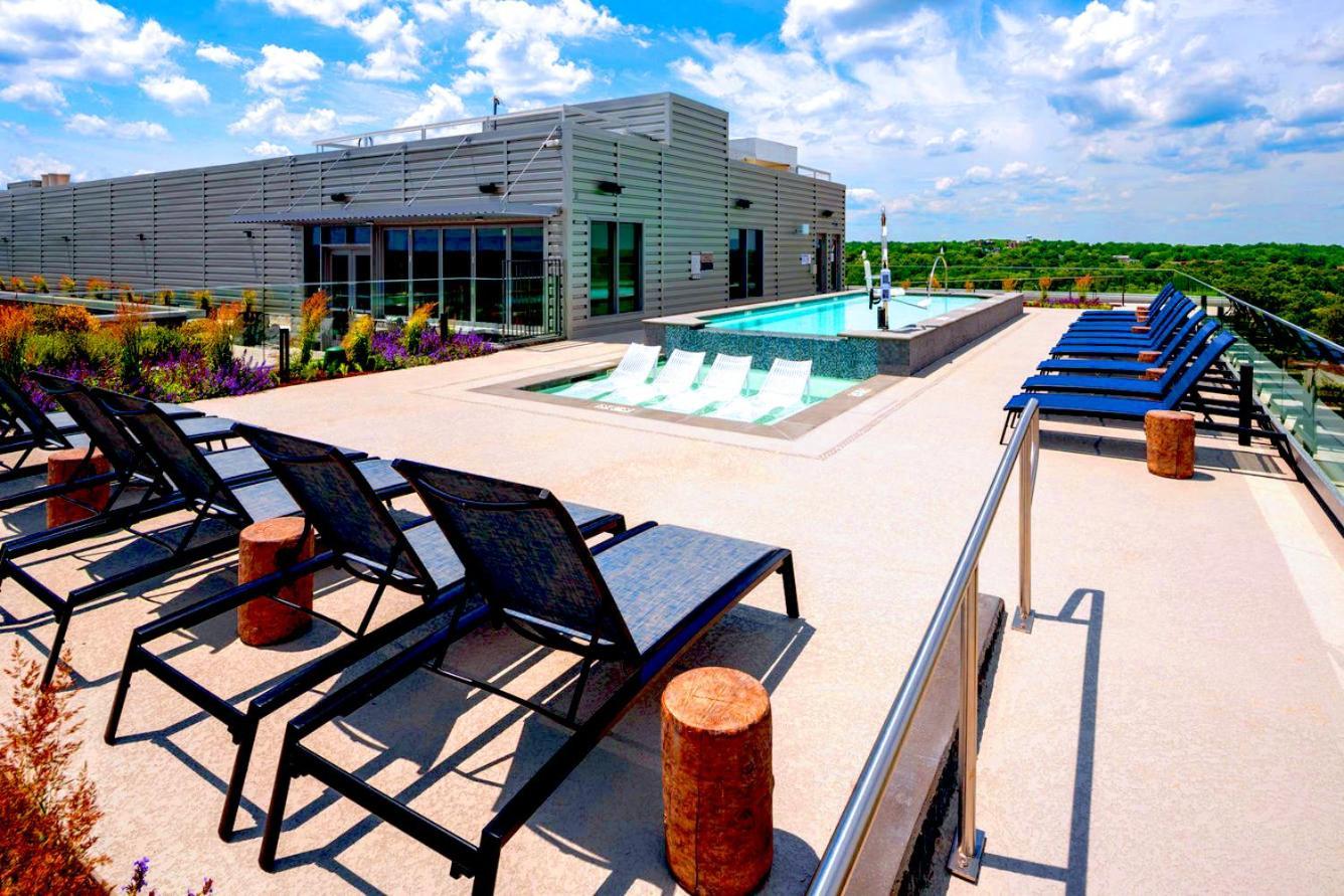Gorgeous 1 Bedroom At Clarendon With Gym And Rooftop