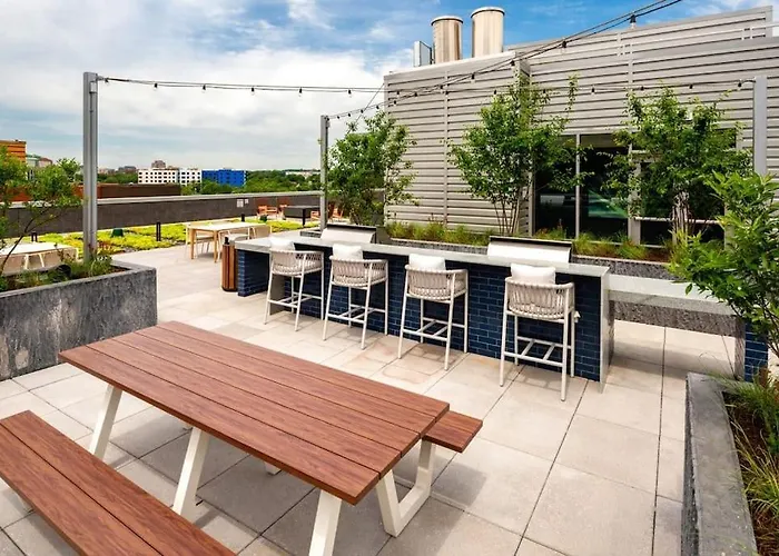 Gorgeous 1 Bedroom At Clarendon With Gym And Rooftop